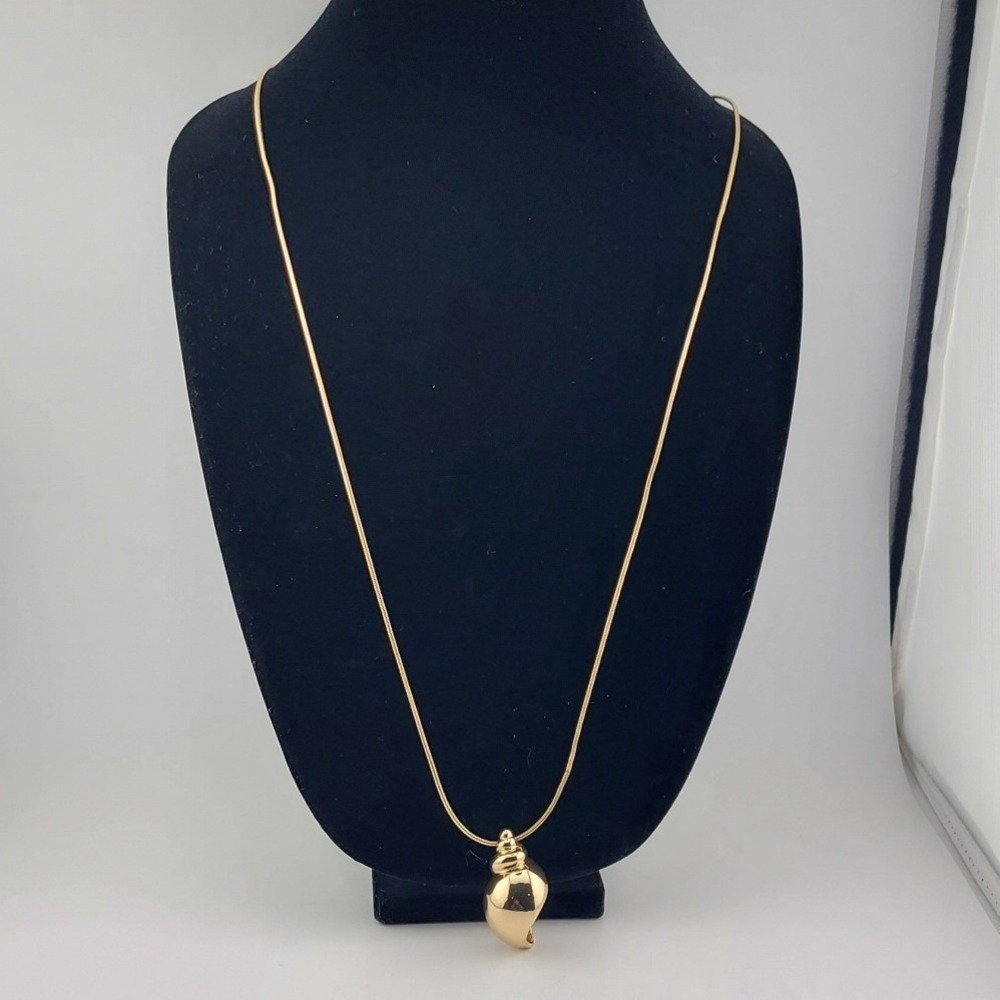 On 34th Gold Tone Conch Shell Pendant Snake Chain Necklace 32 Inch NWT